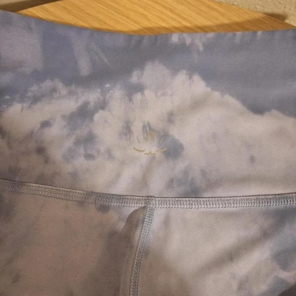 💙☁️ Beyond Yoga blue cloudy print leggings ☁️🦋 - Picture 5 of 5
